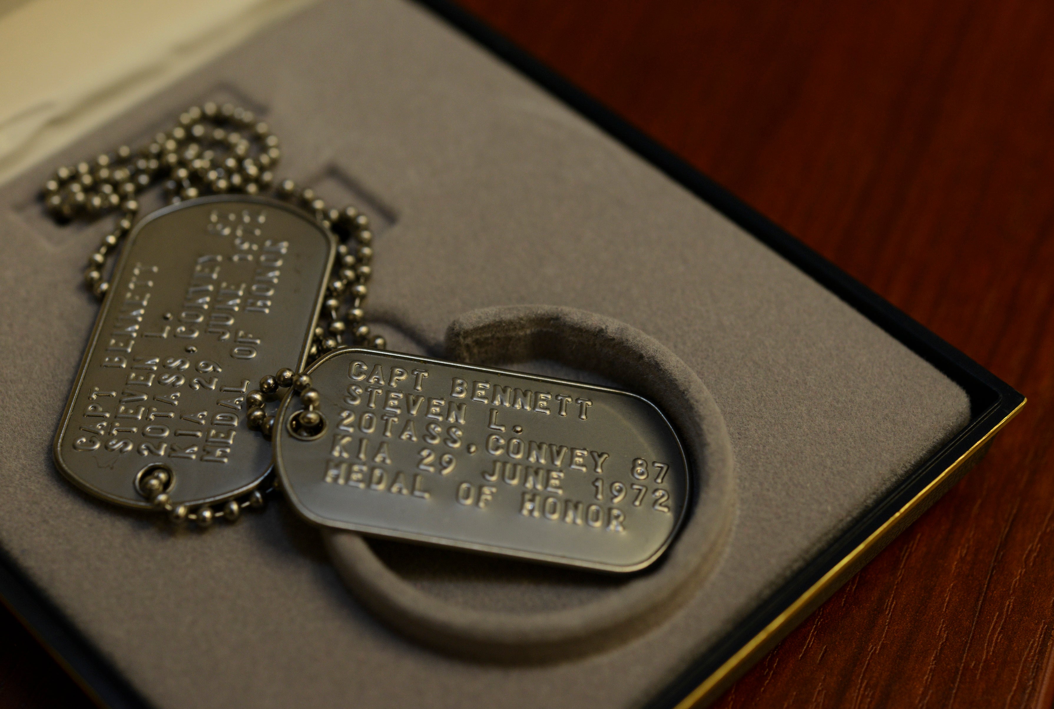 do navy men wear dog tags